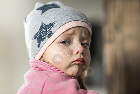 哭泣的小女孩的肖像情感被冒犯儿童图片