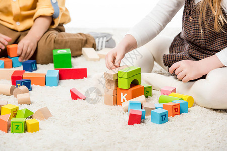 儿童在地毯上用木砖块玩图片