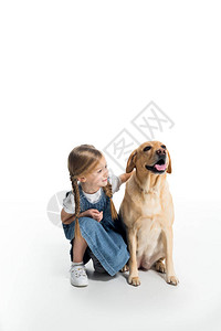 可爱的小孩坐着猎犬图片