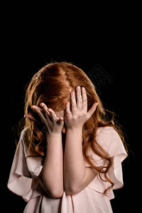 悲伤的可爱红发女孩的肖像图片