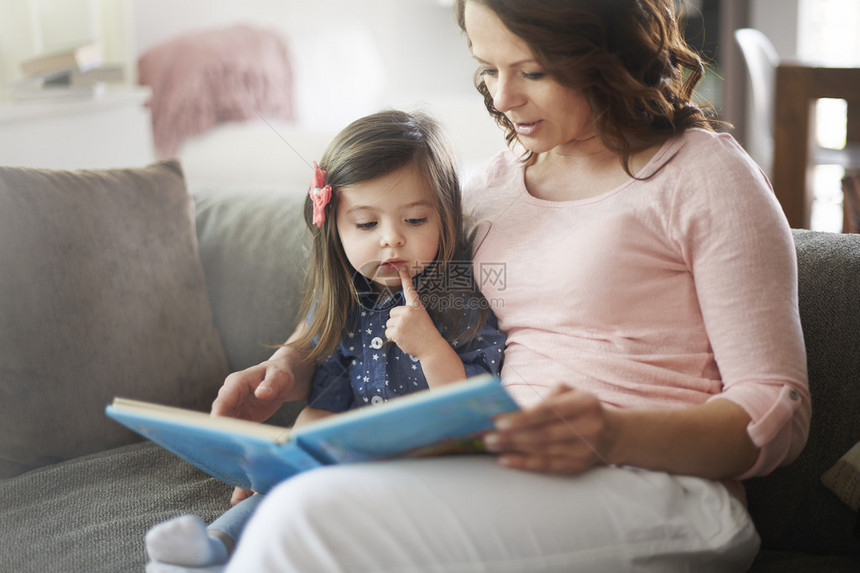 幸福的家庭阅读书嗯接下图片