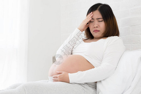 怀孕期间有不适和精神压力的孕期图片