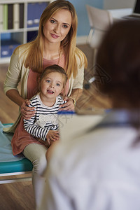 母亲和医生之间的沟通图片