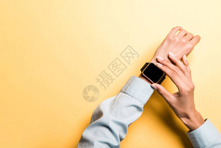 妇女触摸智能手表橙色上空白屏幕的妇背景图片