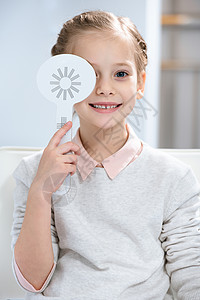oculist咨询室儿童微笑检查视力和一只眼睛图片