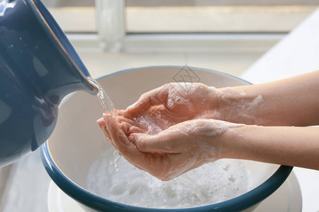 用碗洗手的女人图片