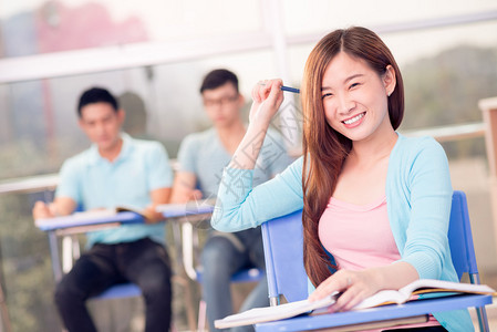 可爱的越南女大学生笑着看摄影图片