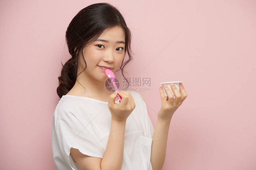 漂亮的韩国年轻女子享图片