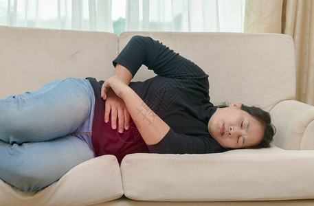 亚洲妇女在肥皂上出现腹痛胃痛或月经来图片