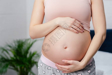 孕妇触摸腹部的短片图片