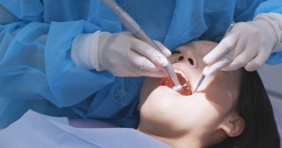 妇女接受牙科检查图片