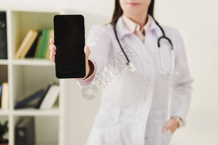 医生用空白屏幕显示智能手图片