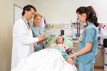 护士在医院检查病人时医生和图片