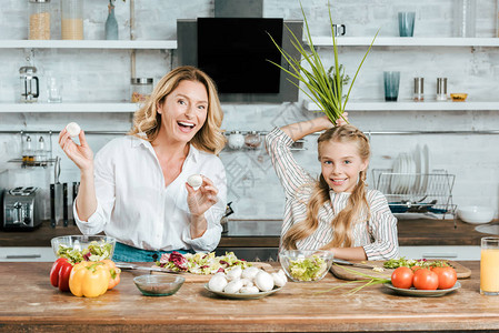 快乐的母亲和女儿在做饭时图片