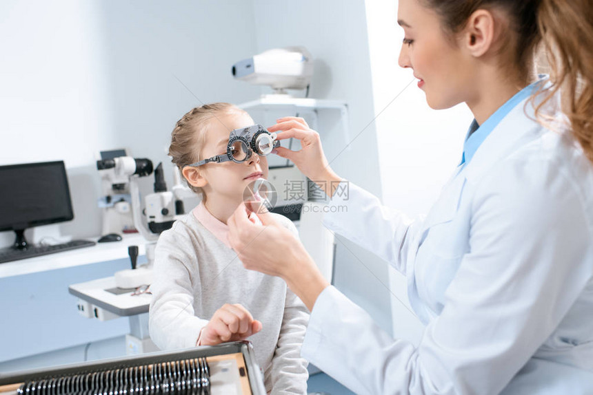 女眼科医生用试镜和透镜检图片
