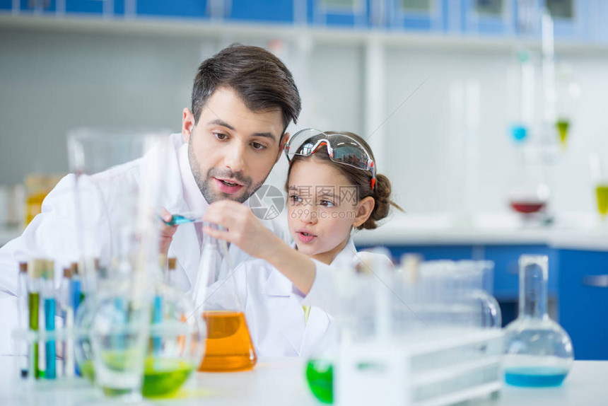 男教师女学生科学家在化学图片