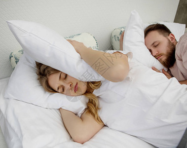 夫妇在床上男人打鼾女人睡不着图片