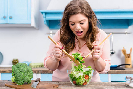 超重情感女在家中厨房做饭时烹调新图片