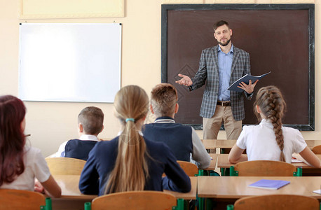 学生在课堂上听老师图片