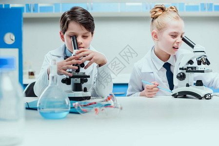化学实验室科学实验室设备的学童科学家图片