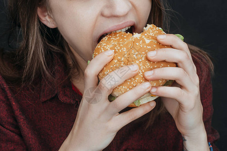 女孩吃美味汉堡图片