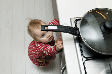 家中儿童安全概念厨房炉灶上达图片