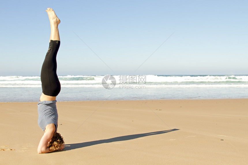 在海滩上做瑜伽锻炼的图片