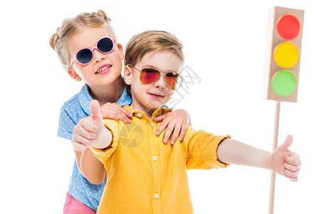 戴太阳眼镜的时髦儿童图片