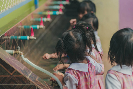 学生午饭后用水龙头喝水图片