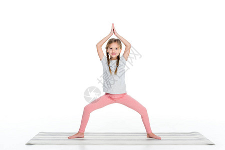 小女孩在瑜伽垫上练习瑜伽图片