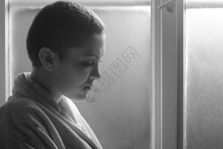 年轻的癌症病人站在医院的背景图片