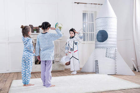 火箭少女101女孩在家里向身着宇航员服背景