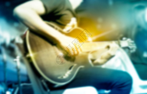 吉他手在舞台上弹吉他图片