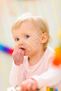 吃涂抹婴儿的画像图片