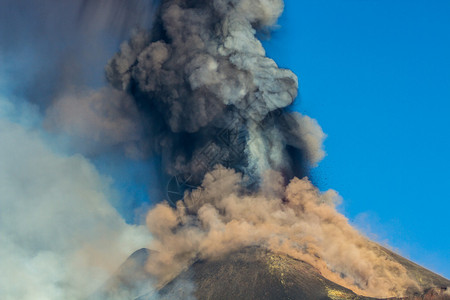 埃特纳火山喷发爆炸和来自欧洲最高活图片