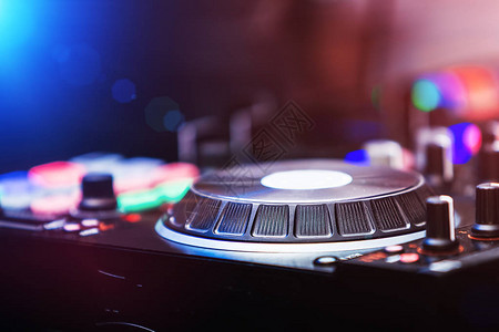 对讲控制面板夜总会中带有特写立体声对的音频控制面板DJ专业混音器技术用于唱片骑师的音频控制器的按钮背景