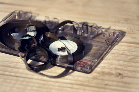 旧的破碎无声录音带录音带在木制图片