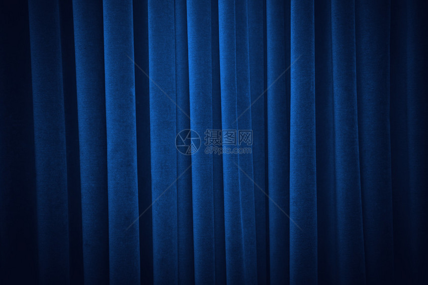 蓝色窗帘逐渐变暗图片