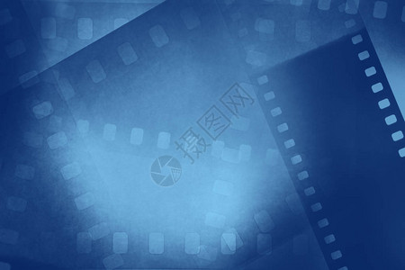 蓝色背景上的电影负帧背景图片