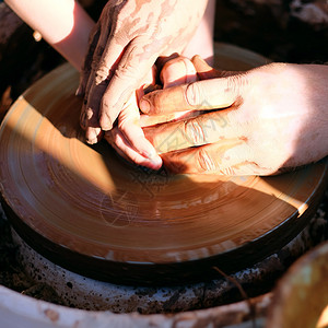 帮助儿童使用陶器车轮的工作指导儿童用手图片