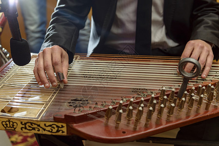 在交响乐中演奏阿拉伯Qanon音乐图片