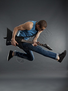 摇滚明星跳跃和弹电吉他图片