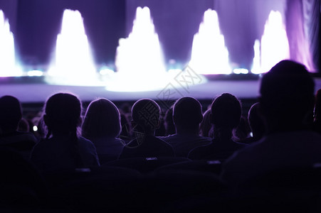 观众坐在礼堂或剧院观看舞台上的现场表演图片
