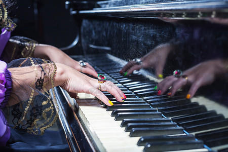 弹钢琴的女人的特写图片