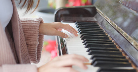 弹钢琴的女人手图片