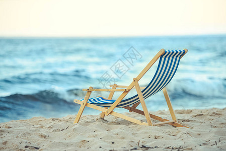木制沙滩椅放在沙滩上图片