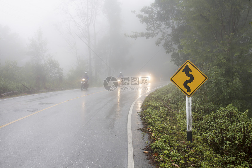 在大雾中弯曲道路图片