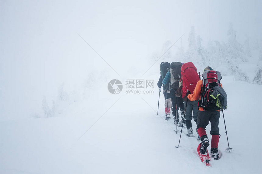 暴风雪期间背着包在甘基山上图片