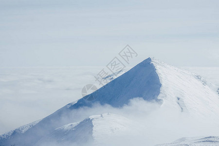 喀尔巴阡山脉的雪峰风景图片