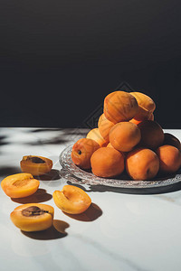 黑底金属托盘上新鲜杏仁食品成分黑色背景图片
